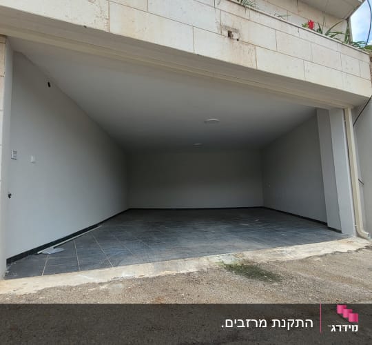 תקרת בטון חלקה עם תאורה מובנית